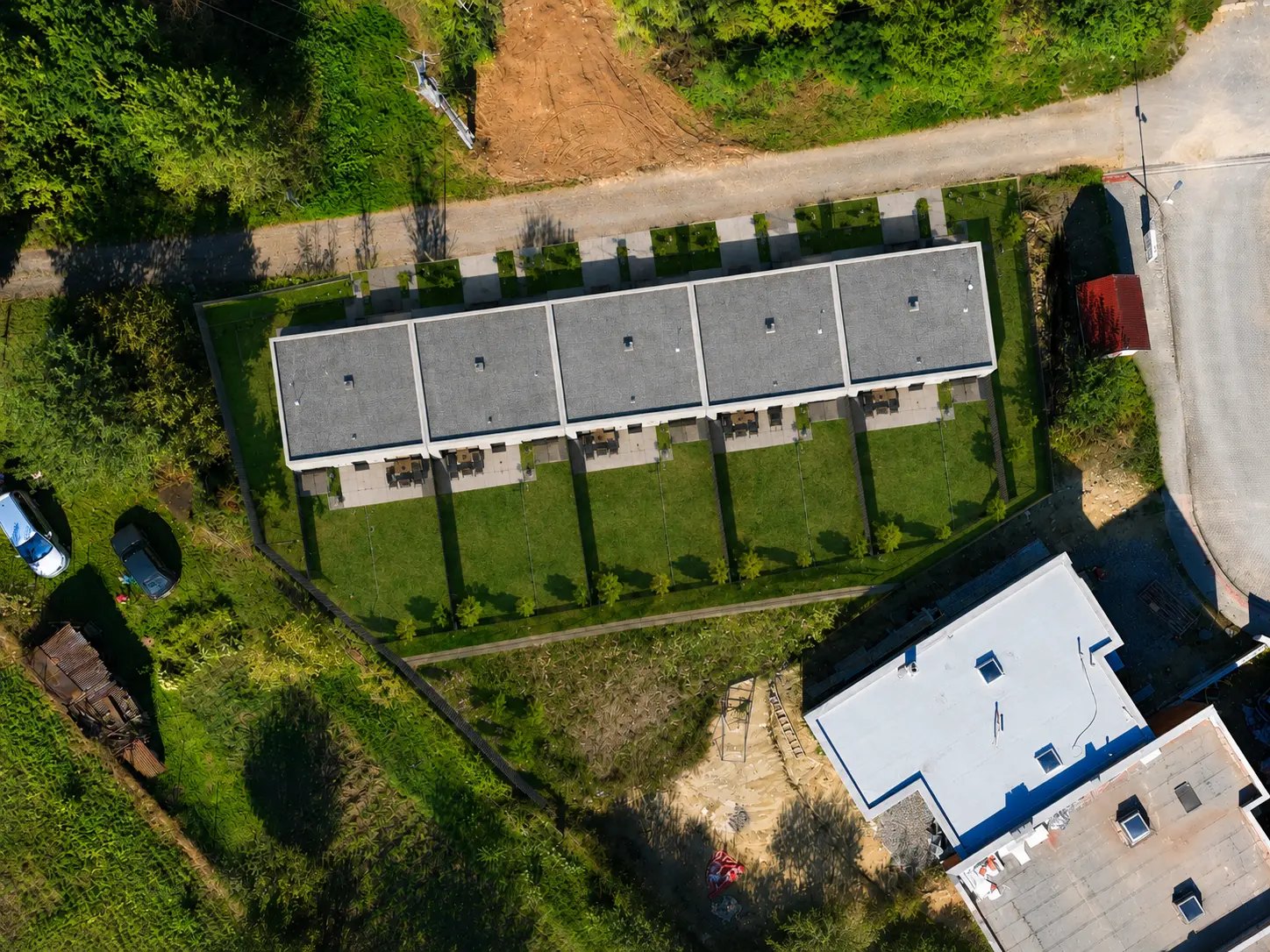Letecký pohled na dokončenou řadu pěti domů 5RD ve Vilaparku Brodek u Prostějova